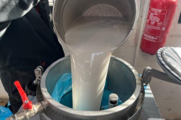 Perché è utile distillare il solvente esausto?